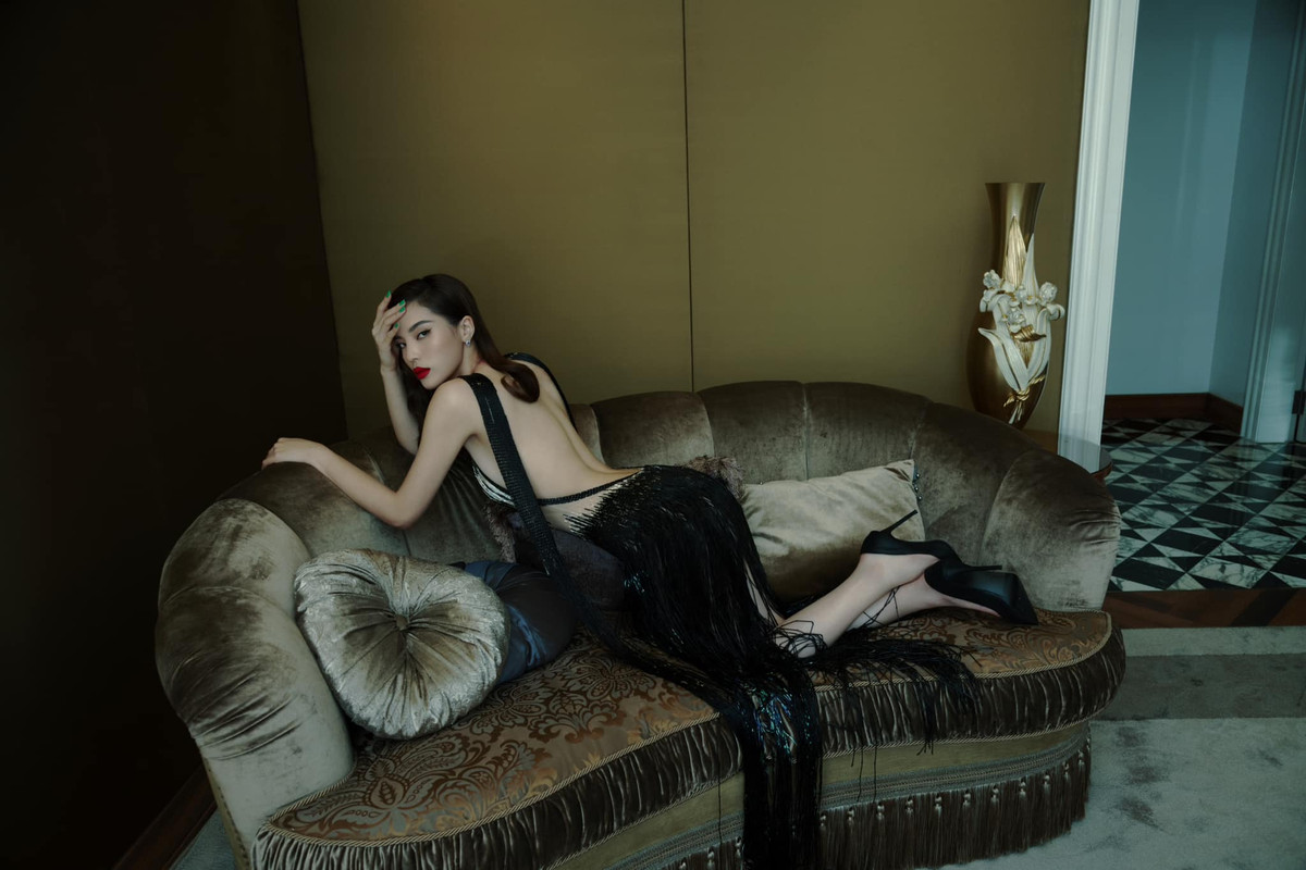 Rãnh lưng sâu không chỉ là một lợi thế về hình thể mà còn thể hiện sự tự tin, quyến rũ của người đẹp. Ảnh: FB Nguyen Cao Ky Duyen