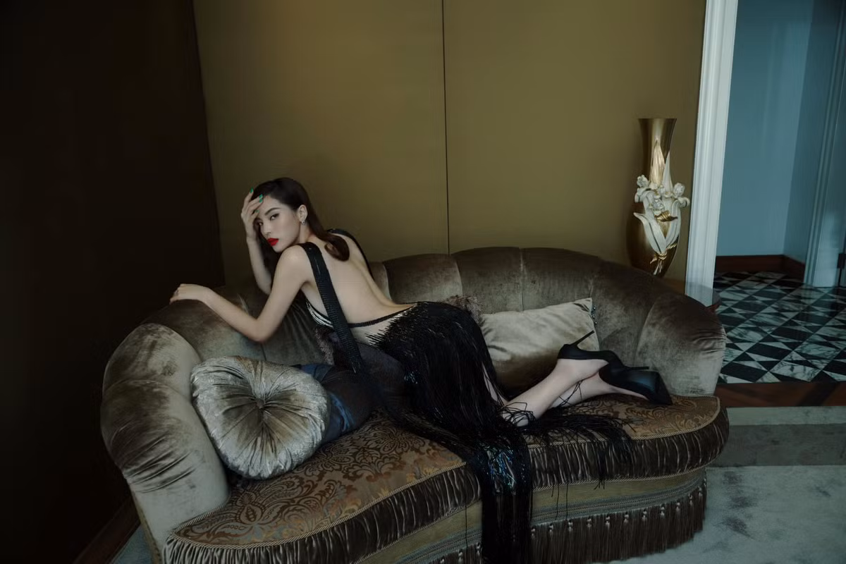 Rãnh lưng sâu không chỉ là một lợi thế về hình thể mà còn thể hiện sự tự tin, quyến rũ của người đẹp. Ảnh: FB Nguyen Cao Ky Duyen