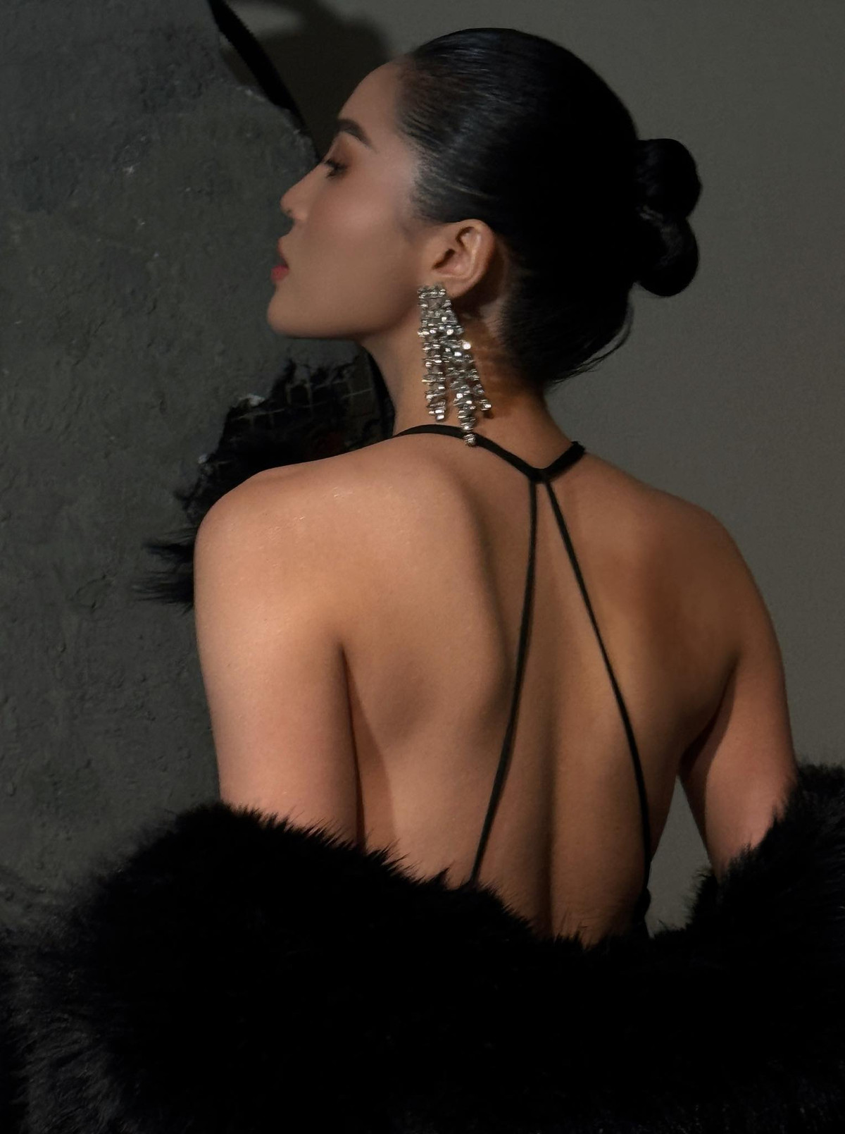 Rãnh lưng sâu của Kỳ Duyên luôn là điểm nhấn thu hút mọi ánh nhìn. Ảnh: FB Nguyen Cao Ky Duyen