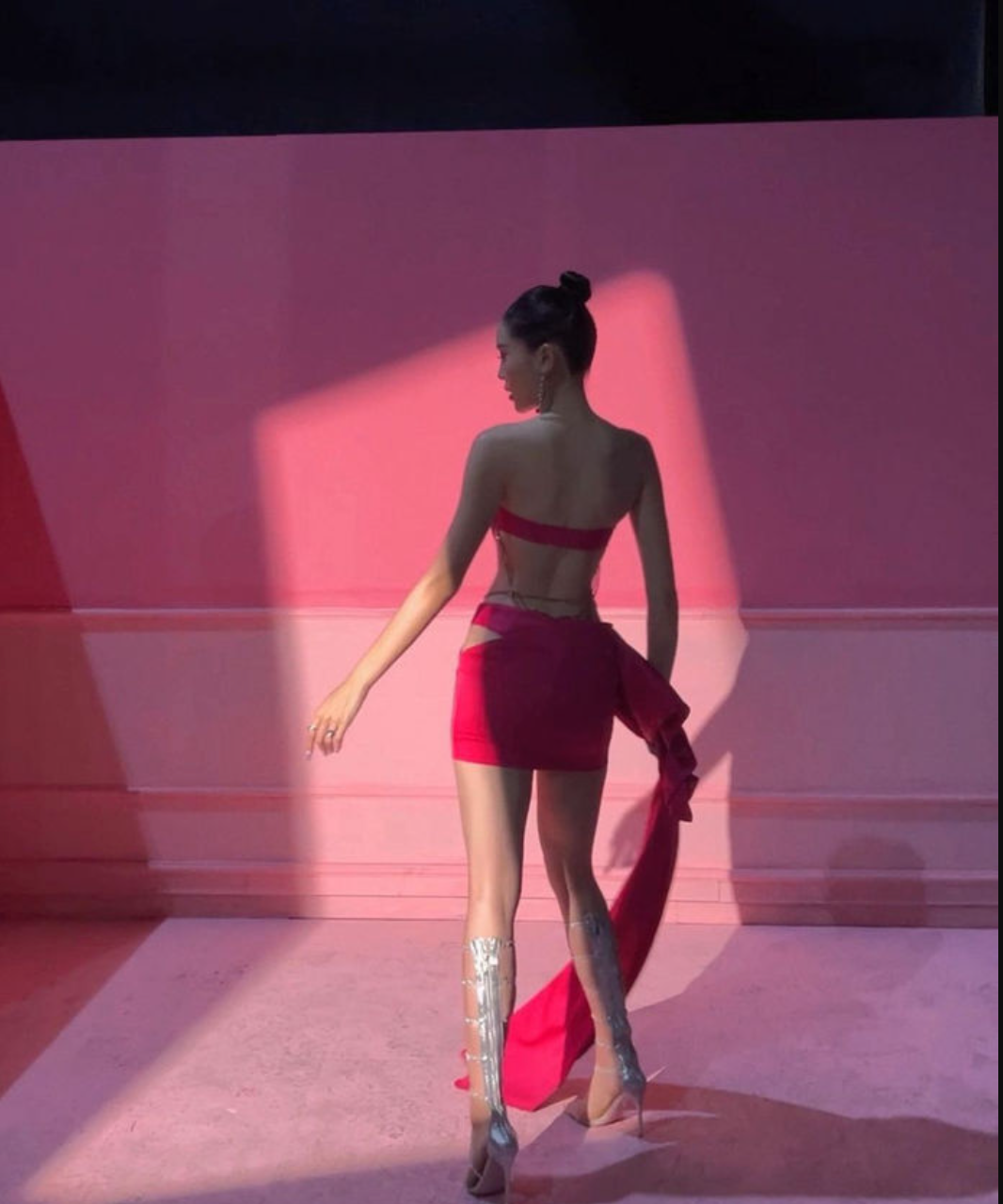 Kỳ Duyên phô diễn được ưu thế hình thể khi diện trang phục "kiệm vải". Ảnh: FB Nguyen Cao Ky Duyen