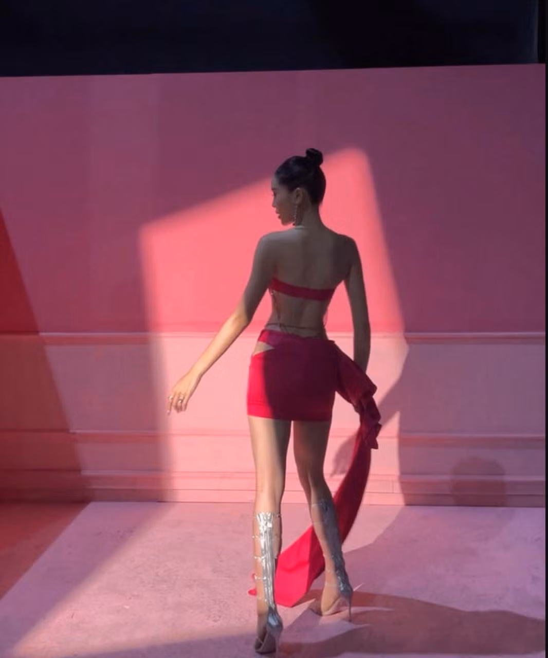 Kỳ Duyên phô diễn được ưu thế hình thể khi diện trang phục "kiệm vải". Ảnh: FB Nguyen Cao Ky Duyen