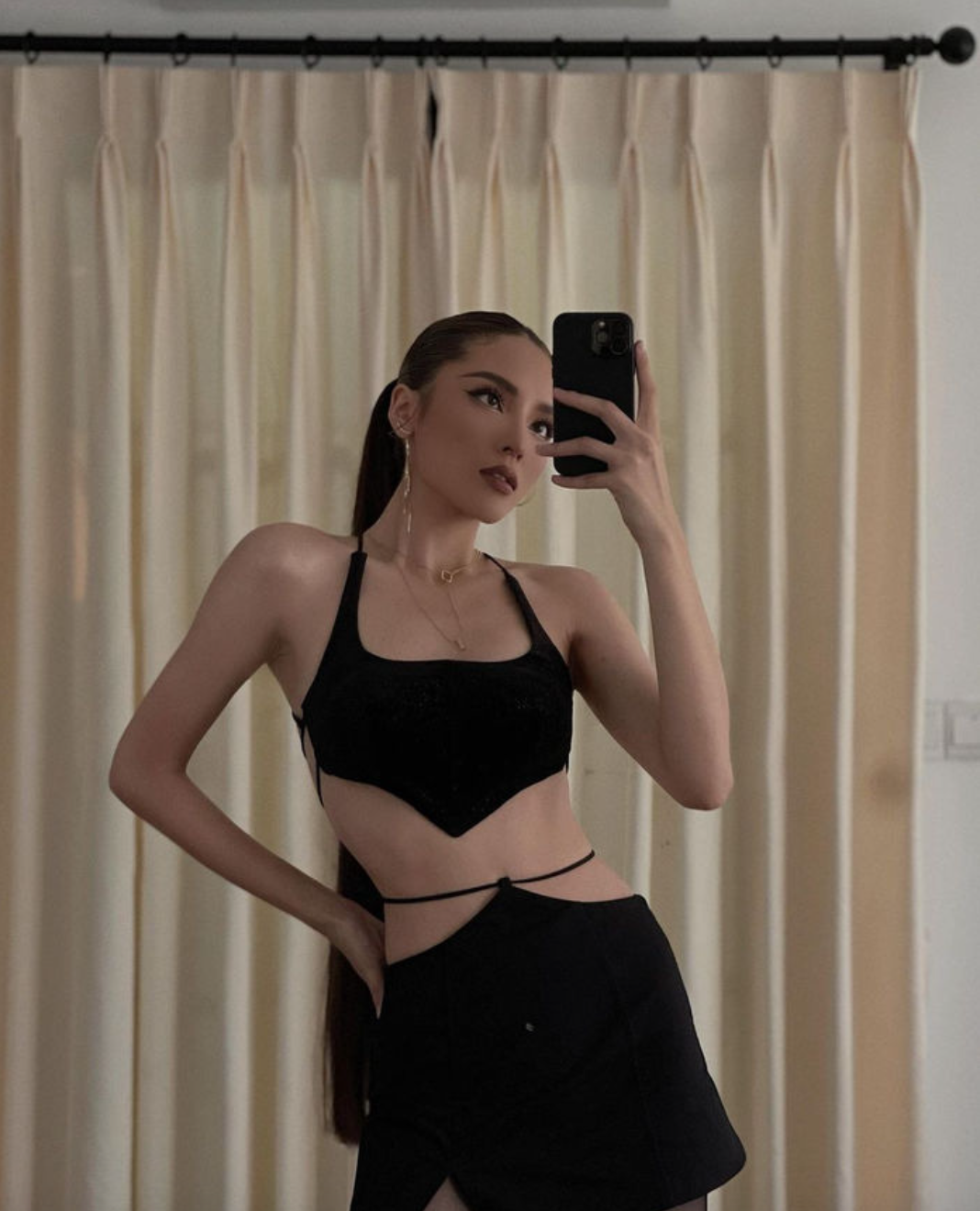 Nói về body cực "cháy" hiện tại của mình, đương kim Hoa hậu Hoàn vũ Việt Nam cho biết đó là thành quả của quá trình tập gym và ăn uống khoa học. Ảnh: FB Nguyen Cao Ky Duyen