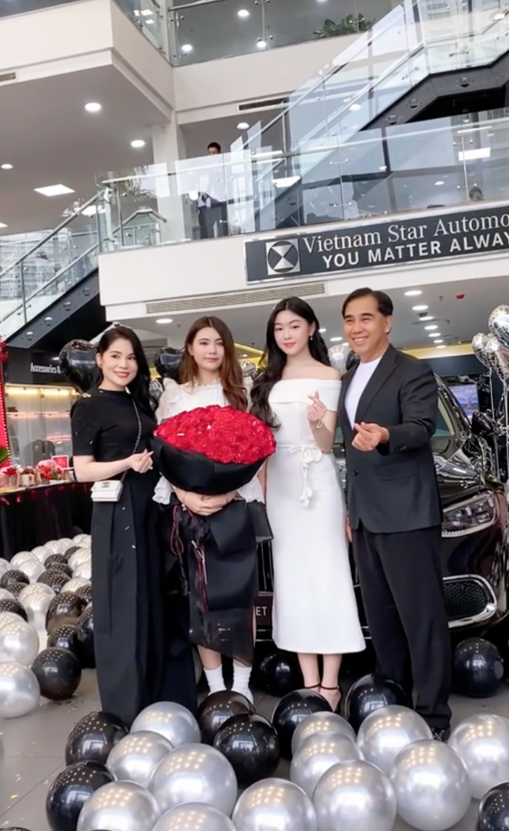 Mới đây nhất, Lọ Lem (Mai Thảo Linh) - con gái MC Quyền Linh gây sốt mạng xã hội khi tự tay "đập hộp" chiếc Maybach S450 mới toanh, có giá từ 7,5 - 8,1 tỷ đồng. Trên trang cá nhân, Lọ Lem đăng tải đoạn clip đi nhận xe với dòng trạng thái ngắn gọn: "Nhà có thành viên mới". Ảnh chụp màn hình