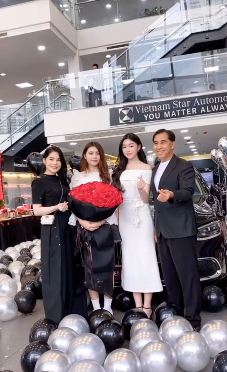 Mới đây nhất, Lọ Lem (Mai Thảo Linh) - con gái MC Quyền Linh gây sốt mạng xã hội khi tự tay "đập hộp" chiếc Maybach S450 mới toanh, có giá từ 7,5 - 8,1 tỷ đồng. Trên trang cá nhân, Lọ Lem đăng tải đoạn clip đi nhận xe với dòng trạng thái ngắn gọn: "Nhà có thành viên mới". Ảnh chụp màn hình