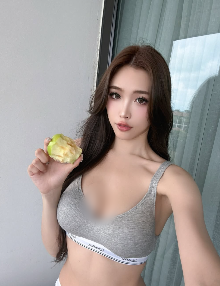 Cô nổi tiếng với vẻ ngoài cuốn hút và phong cách thời trang gợi cảm, không ngại khoe những đường cong trời phú.
