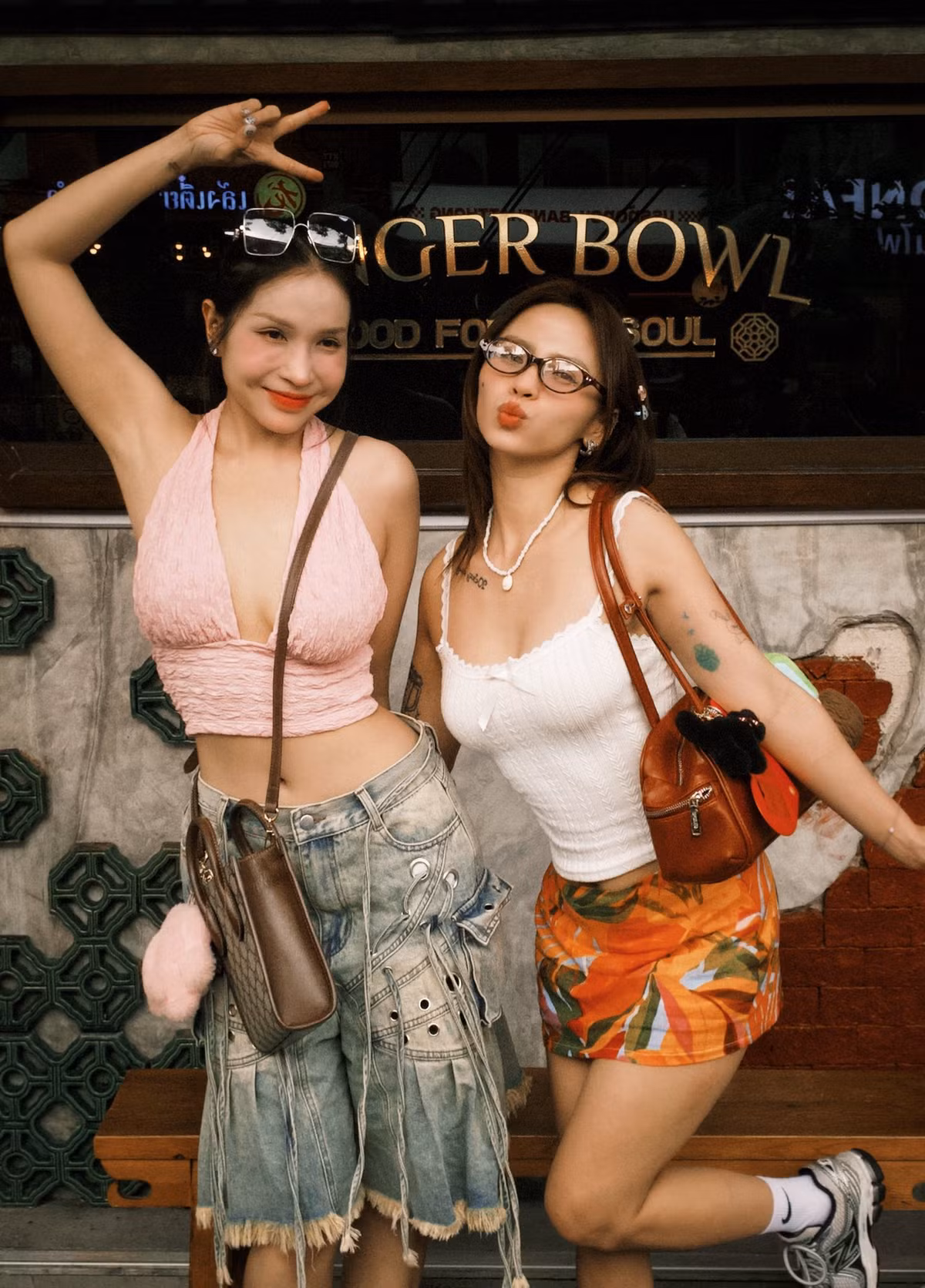 Khả Như check in Thái Lan cùng hội bạn bè. Ảnh: FB Khả Như