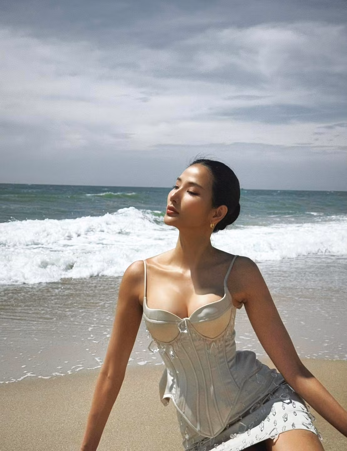 Hoàng Thuỳ tạo dáng gợi cảm trên bờ biển. Ảnh: Hoang Thuy