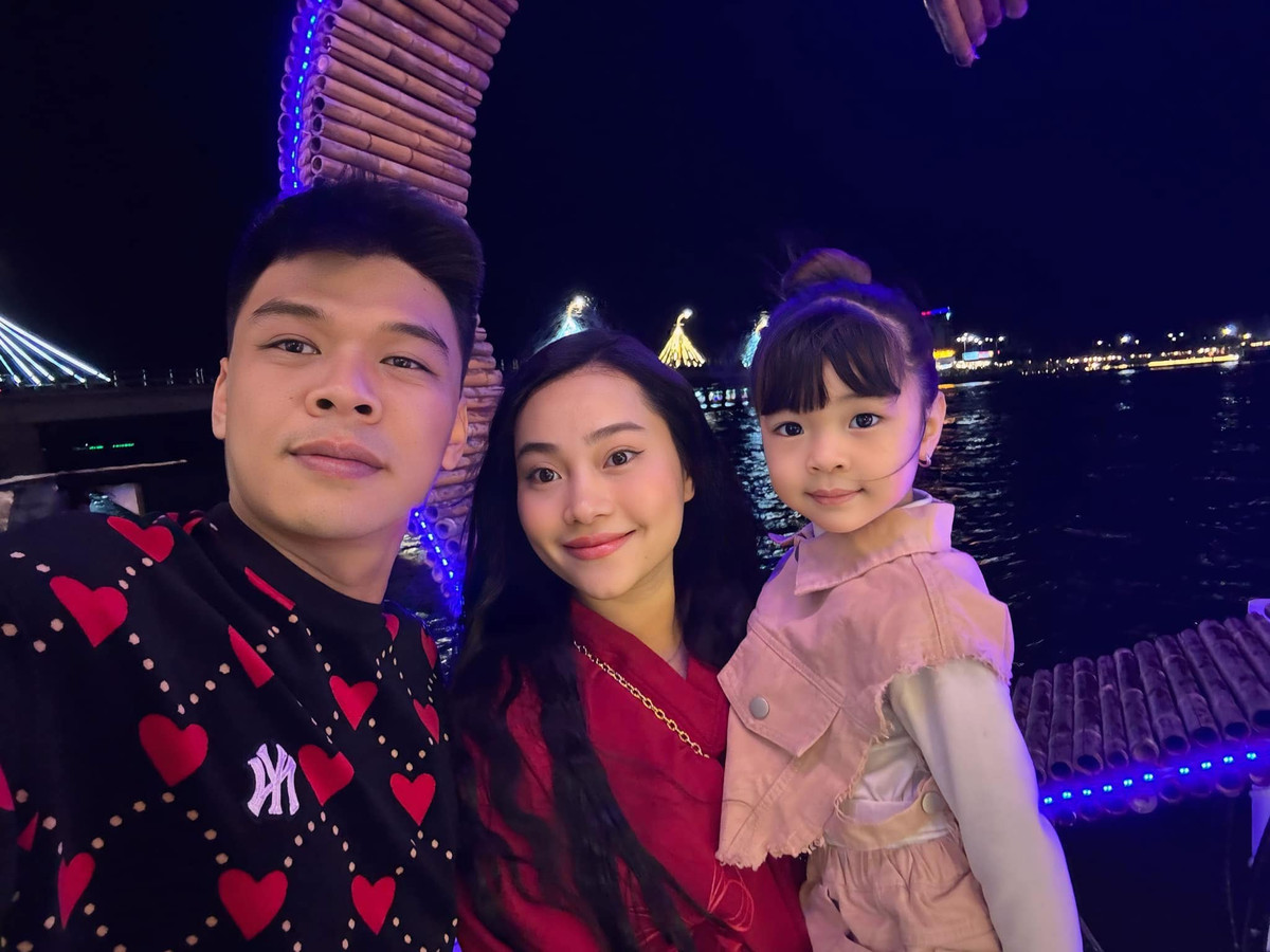 Diễn viên Trung Ruồi đưa vợ con đi du lịch để đón năm mới 2025. Ảnh: FB Trung Ruồi