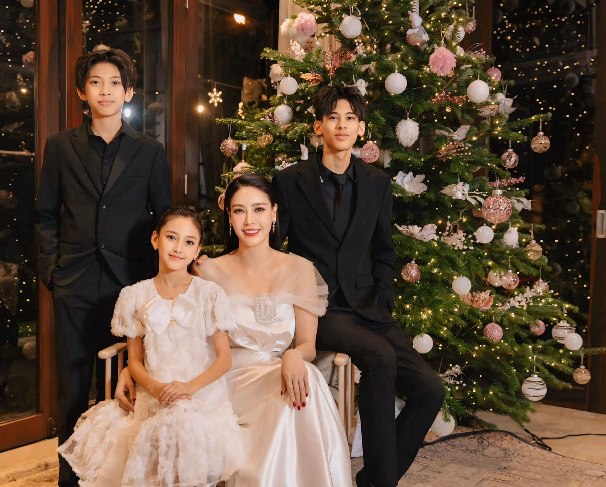 Hoa hậu Hà Kiều Anh cùng các con chụp bộ ảnh kỷ niệm. Ảnh: FB Ha Kieu Anh