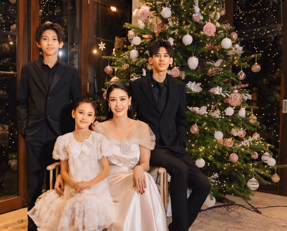 Hoa hậu Hà Kiều Anh cùng các con chụp bộ ảnh kỷ niệm. Ảnh: FB Ha Kieu Anh