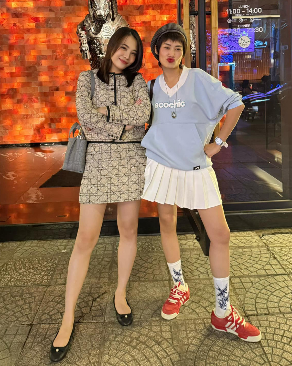 Trước đó, bà xã Cường Đôla cũng khoe một set đồ của Dior khi dạo phố. Chiếc áo khoác dáng lửng có giá 125 triệu đồng, còn chân váy chữ A giá 62 triệu đồng. Ảnh: FB Đàm Thu Trang