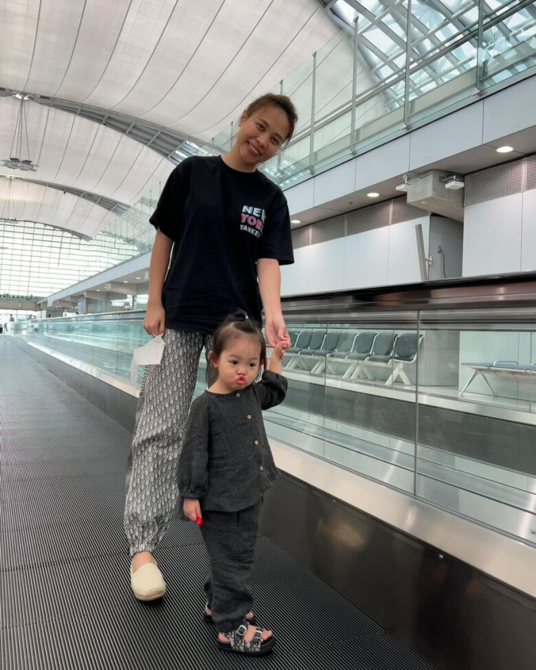 Khi đưa con đi chơi, Đàm Thu Trang vẫn trung thành với áo phông đen phối cùng quần jogger và đôi giày slip-on đế bệt. Thế nhưng ít ai biết rằng set đồ này lại có giá trị gần 100 triệu đồng với chiếc quần Dior trị giá hơn 65 triệu đồng. Ảnh: FB Đàm Thu Trang