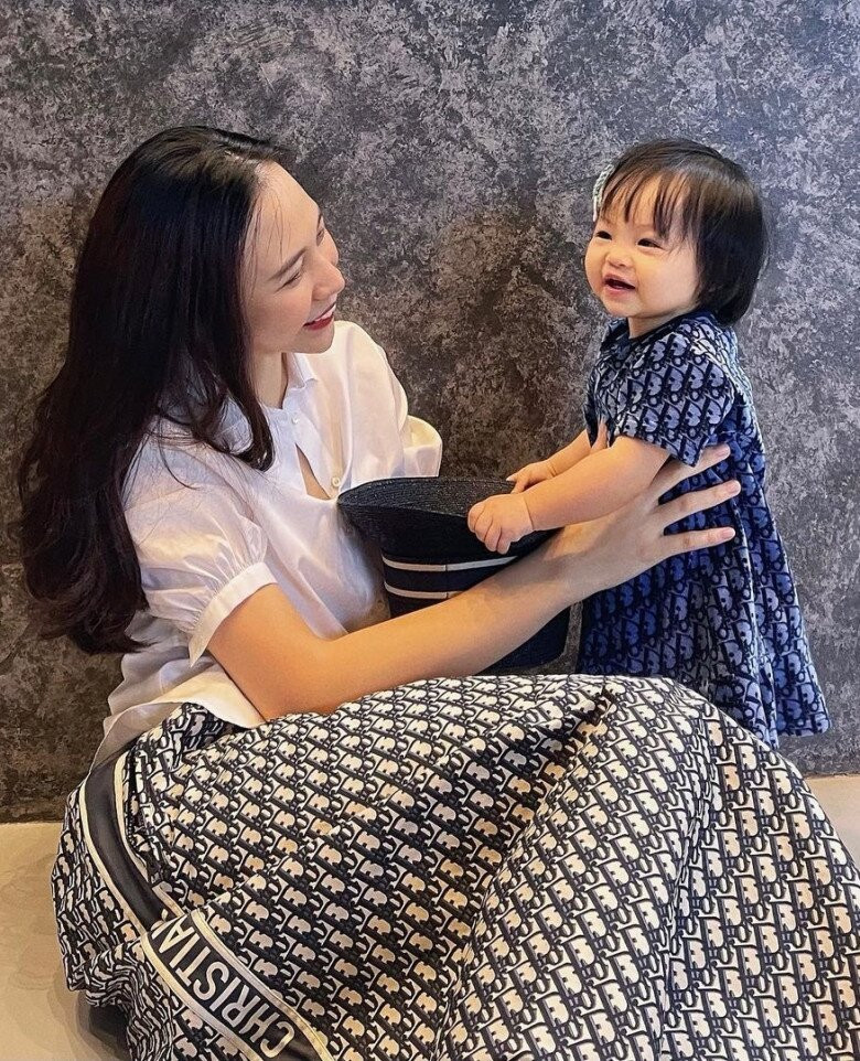 Chiếc chân váy của bà mẹ hai con lại trị giá hơn 78 triệu đồng làm người hâm mộ không hết lời xuýt xoa. Ảnh: FB Đàm Thu Trang