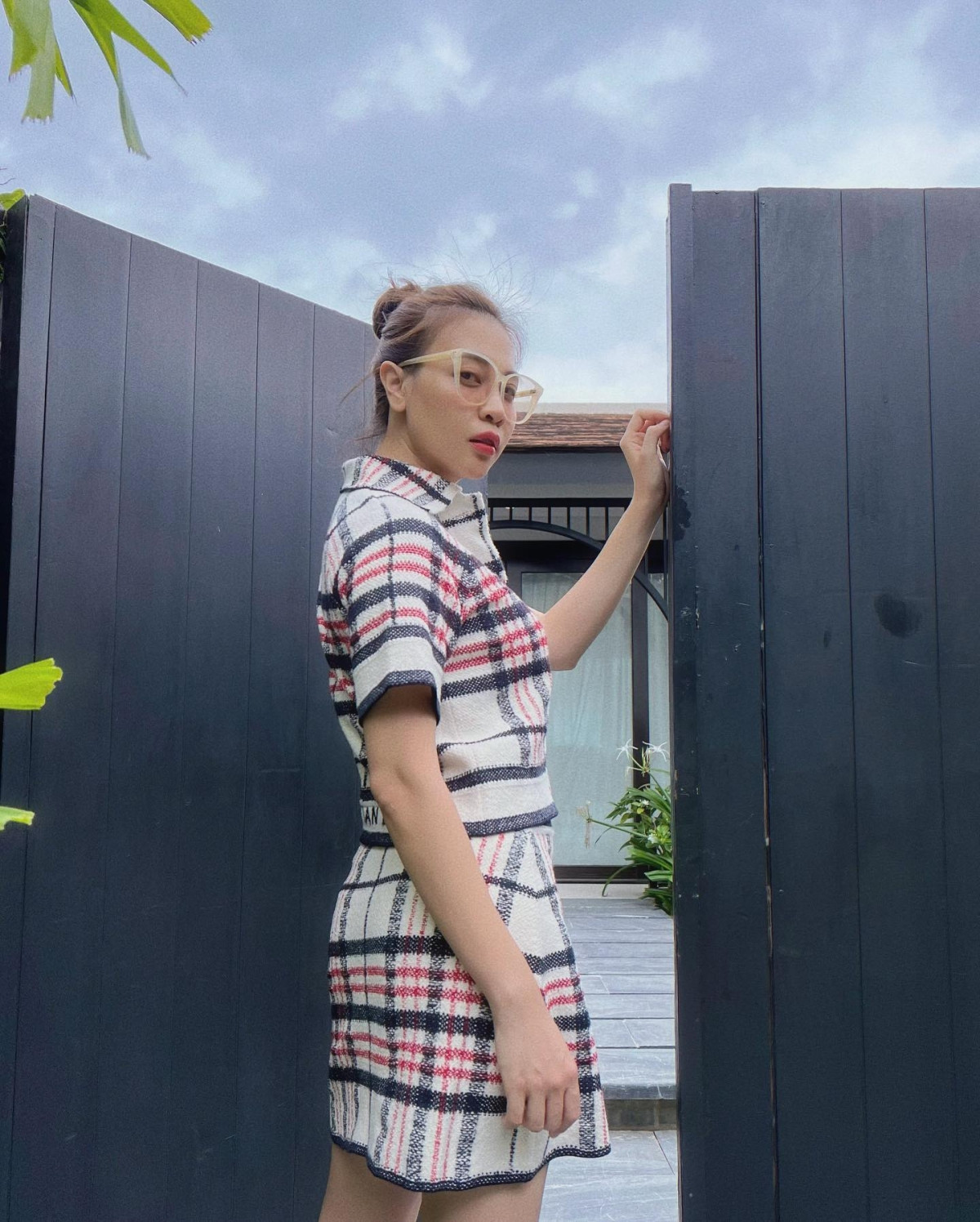 Trang phục nằm trong bộ sưu tập Xuân Hè 2022, được nhiều ngôi sao trong đó có Jisoo nhóm Blackpink từng chọn mặc. Để có chiếc áo phối màu trẻ trung này, Đàm Thu Trang phải chi 65 triệu đồng, mix cùng chân váy chữ A có mức giá tương tự. Ảnh: FB Đàm Thu Trang