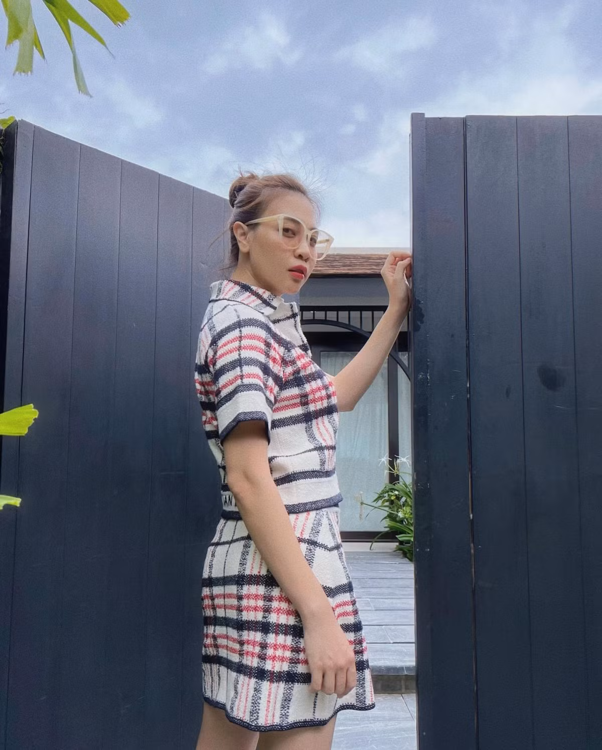 Trang phục nằm trong bộ sưu tập Xuân Hè 2022, được nhiều ngôi sao trong đó có Jisoo nhóm Blackpink từng chọn mặc. Để có chiếc áo phối màu trẻ trung này, Đàm Thu Trang phải chi 65 triệu đồng, mix cùng chân váy chữ A có mức giá tương tự. Ảnh: FB Đàm Thu Trang