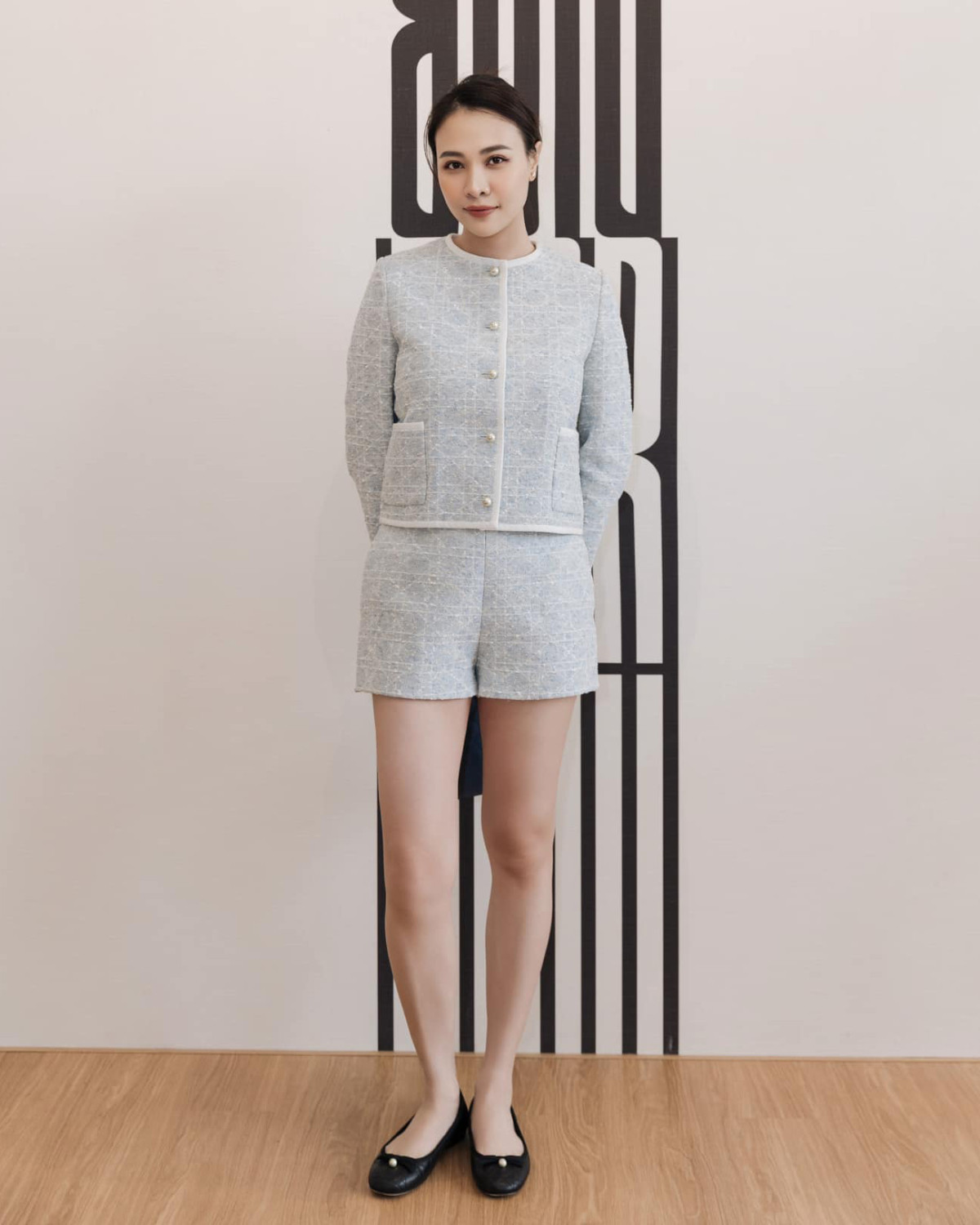 Trong một lần khác, Đàm Thu Trang khoe ảnh đi mua sắm ở cửa hàng Dior dịp 8/3. Cô khoe chân dài khi mặc trang phục Dior gần 200 triệu đồng. Ảnh: FB Đàm Thu Trang