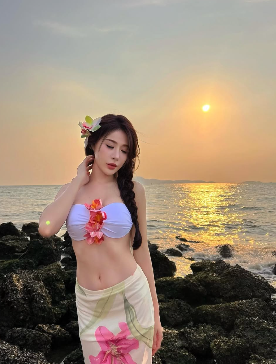 Những hình ảnh Pimlita diện bikini nhanh chóng lan truyền trên mạng xã hội.