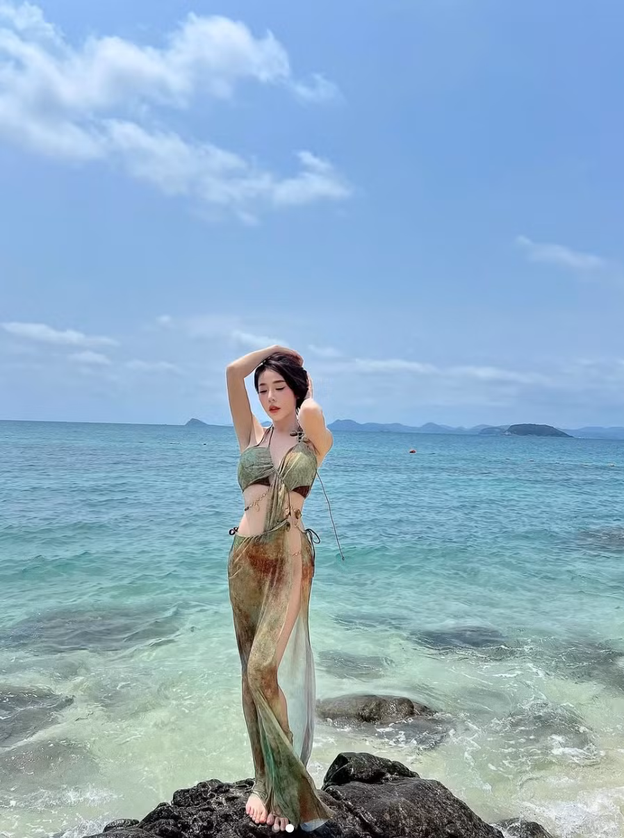 Sở hữu gương mặt xinh đẹp, sắc sảo cùng vóc dáng gợi cảm, Pimlita luôn biết cách thu hút mọi ánh nhìn mỗi khi xuất hiện.