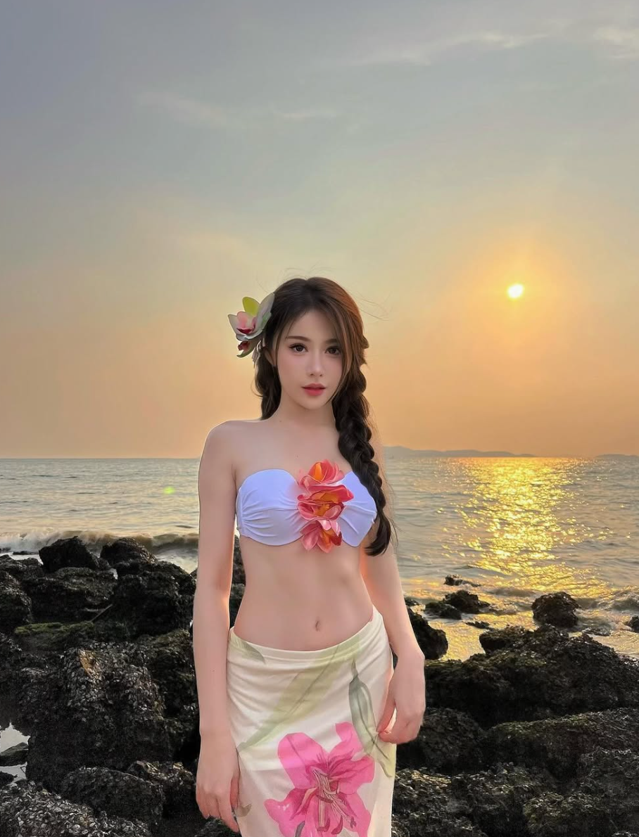 Đặc biệt, vòng 1 đầy đặn, quyến rũ là một trong những điểm nổi bật giúp cô nàng trở nên cuốn hút hơn bao giờ hết.