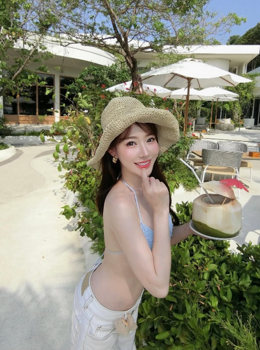 Điểm nhấn không thể bỏ qua chính là vòng 1 căng đầy, gợi cảm, "đốt mắt" người xem của mỹ nhân Thái Lan.