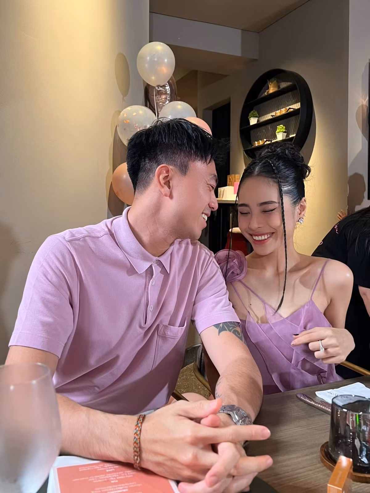 Trong những chuyến du lịch, Kiều Anh và Văn Quỳnh luôn diện trang phục ton sur ton. Không chỉ đồng điệu trong tâm hồn, cả hai còn có gu thời trang giống nhau. Ảnh: FB Nguyen Kieu Anh