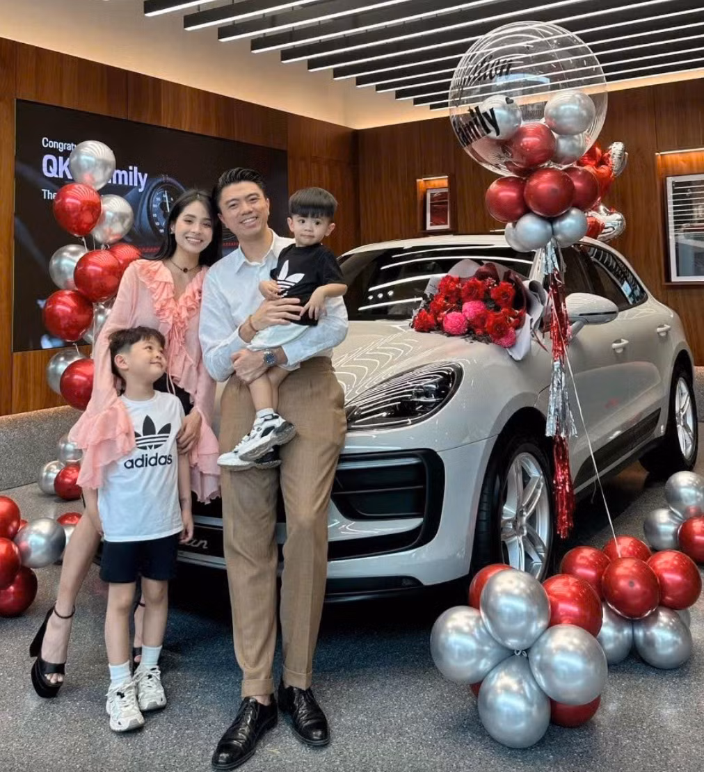 Văn Quỳnh có thói quen mua xe tặng vợ những dịp kỷ niệm. Ảnh: FB Nguyen Kieu Anh