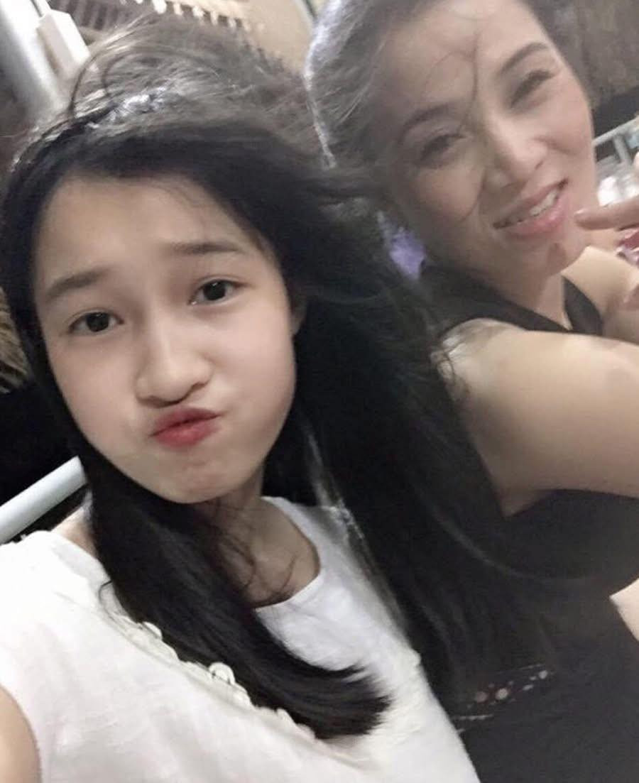 Phương Nhi thời học sinh có gương mặt bầu bĩnh, đôi mắt đen láy ngây thơ và nụ cười hiền. Cô được nhiều người nhận xét là bản sao của mẹ. Ảnh: Đời sống Pháp Luật