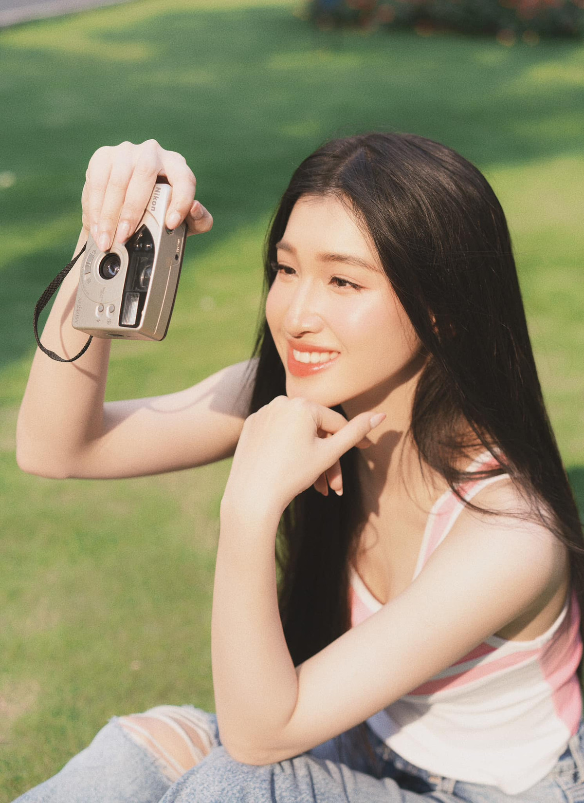 Ngắm ảnh ngày nhỏ của nàng Á hậu mới thấy, từ bé cô đã xinh đẹp với sống mũi dọc dừa, đôi môi trái tim, lẫn làn da mịn màng không khác gì so với hiện tại. Ảnh: FB Nguyễn Phương Nhi