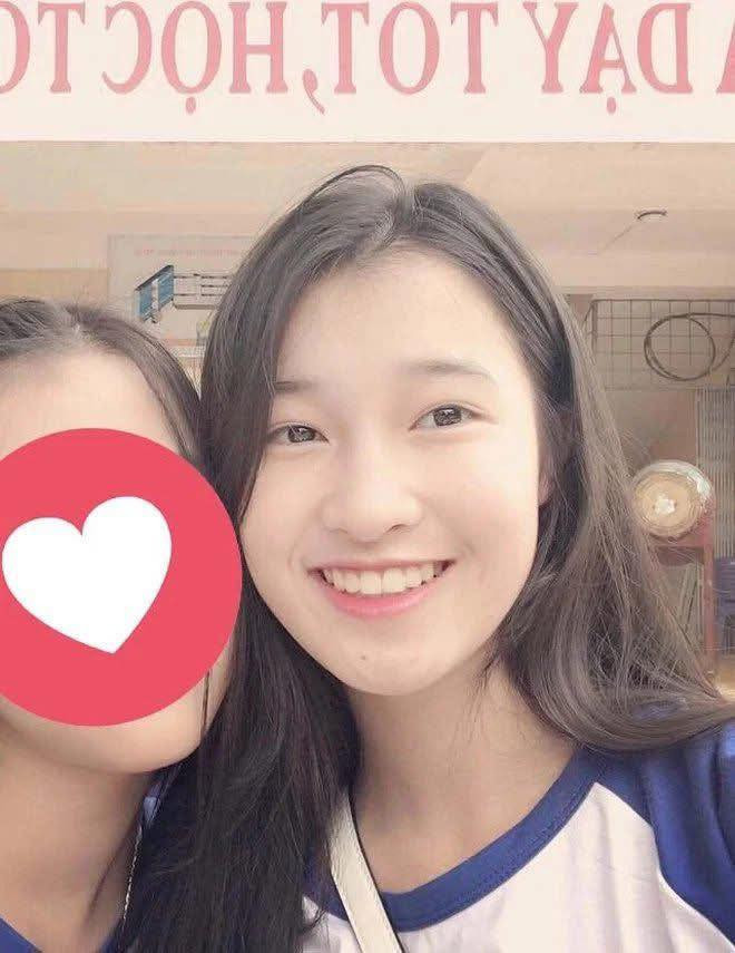 Ít ai biết rằng, phía sau vẻ ngoài rạng rỡ, Phương Nhi từng trải qua giai đoạn tự ti về một vết chàm nhỏ trên khuôn mặt. Theo thời gian, cô học cách yêu thương và trân trọng vẻ đẹp riêng của mình. Ảnh: Đời sống Pháp Luật