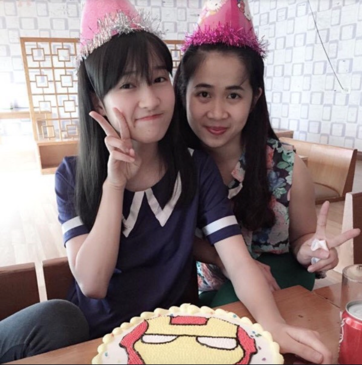 Những hình ảnh thời thơ ấu của Phương Nhi cho thấy một cô bé xinh xắn với đôi mắt tròn to và nụ cười tươi tắn. Ảnh: Đời sống Pháp Luật