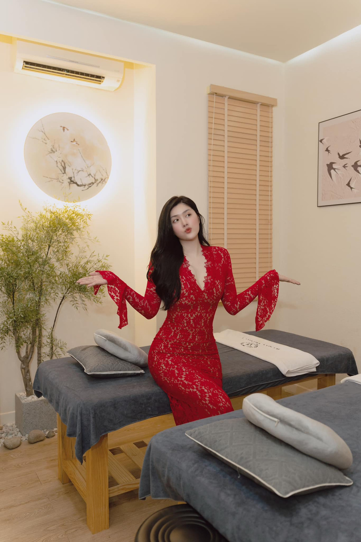 Vài năm qua, cô ít dự sự kiện hay hoạt động nghệ thuật, dành phần lớn thời gian cho việc học, bổ sung kiến thức. Ảnh: FB Pham Huynh Tien