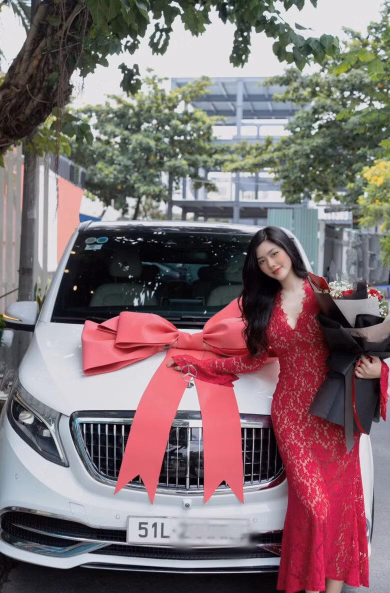 Huỳnh Tiên giàu có khi cô luôn xuất hiện với những chiếc xế hộp hạng sang do chính tay cô sở hữu. Ảnh: FB Pham Huynh Tien