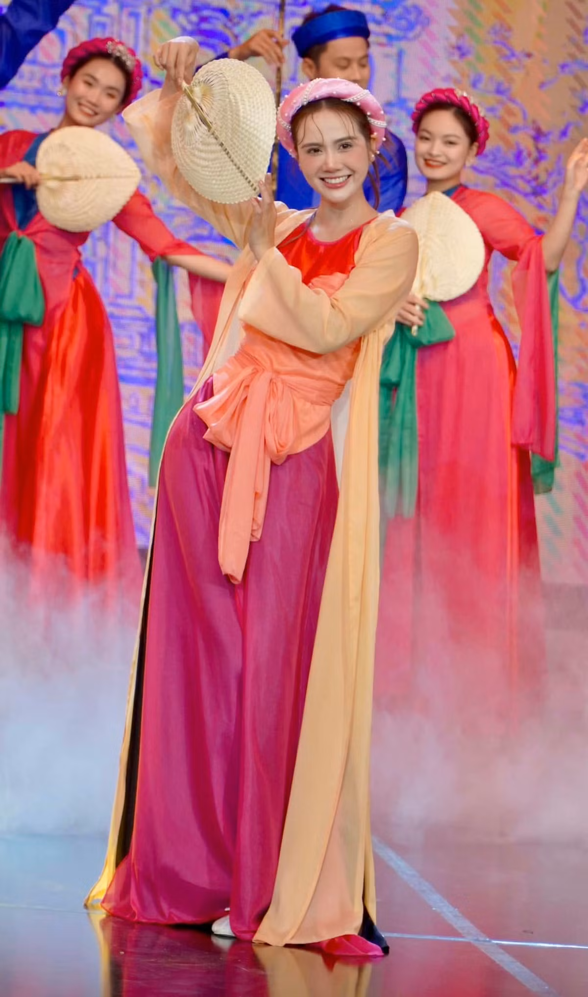 Diễn viên Phan Minh Huyền xinh đẹp, rạng ngời trên sân khấu. Ảnh: FB Phan Minh Huyền