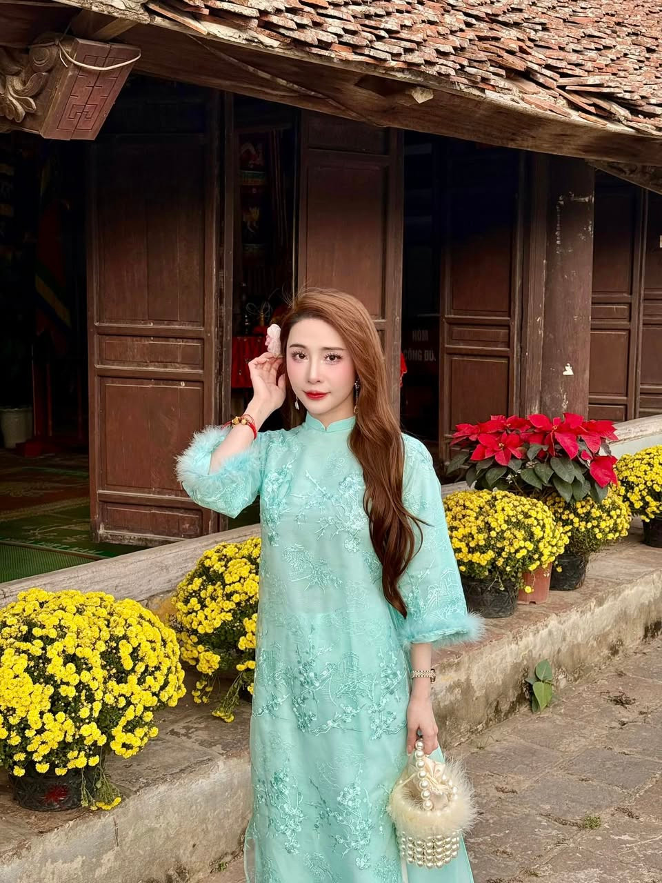 "Chúc em giây phút này, tâm luôn tịnh, lòng luôn an, tay có trà, trên bàn có hoa!", diễn viên Quỳnh Nga gửi lời chúc tới bản thân. Ảnh: FB Phạm Quỳnh Nga