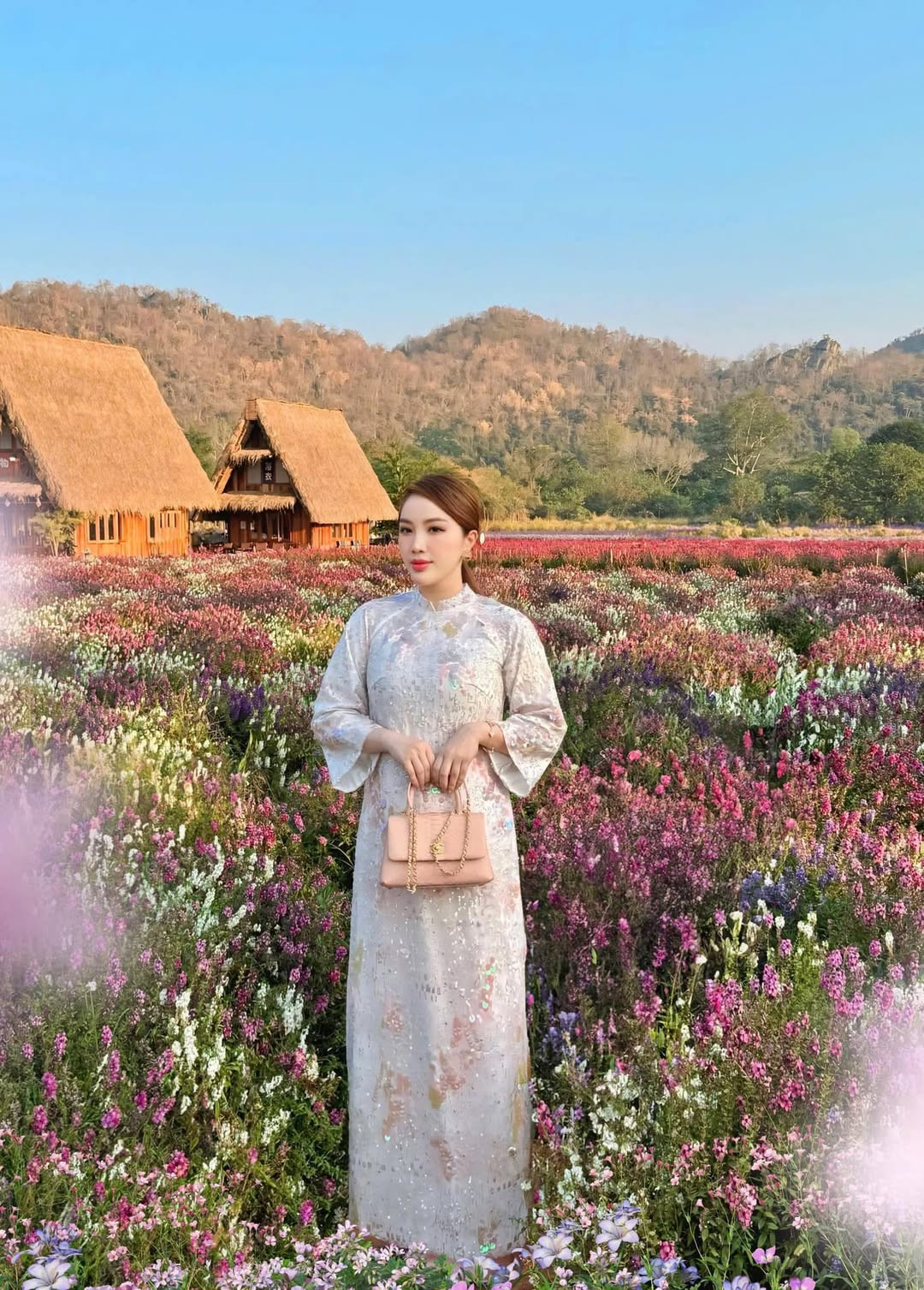 Ca sĩ Bảo Thy diện áo dài du lịch Băng Cốc, Thái Lan. Ảnh: FB Bảo Thy