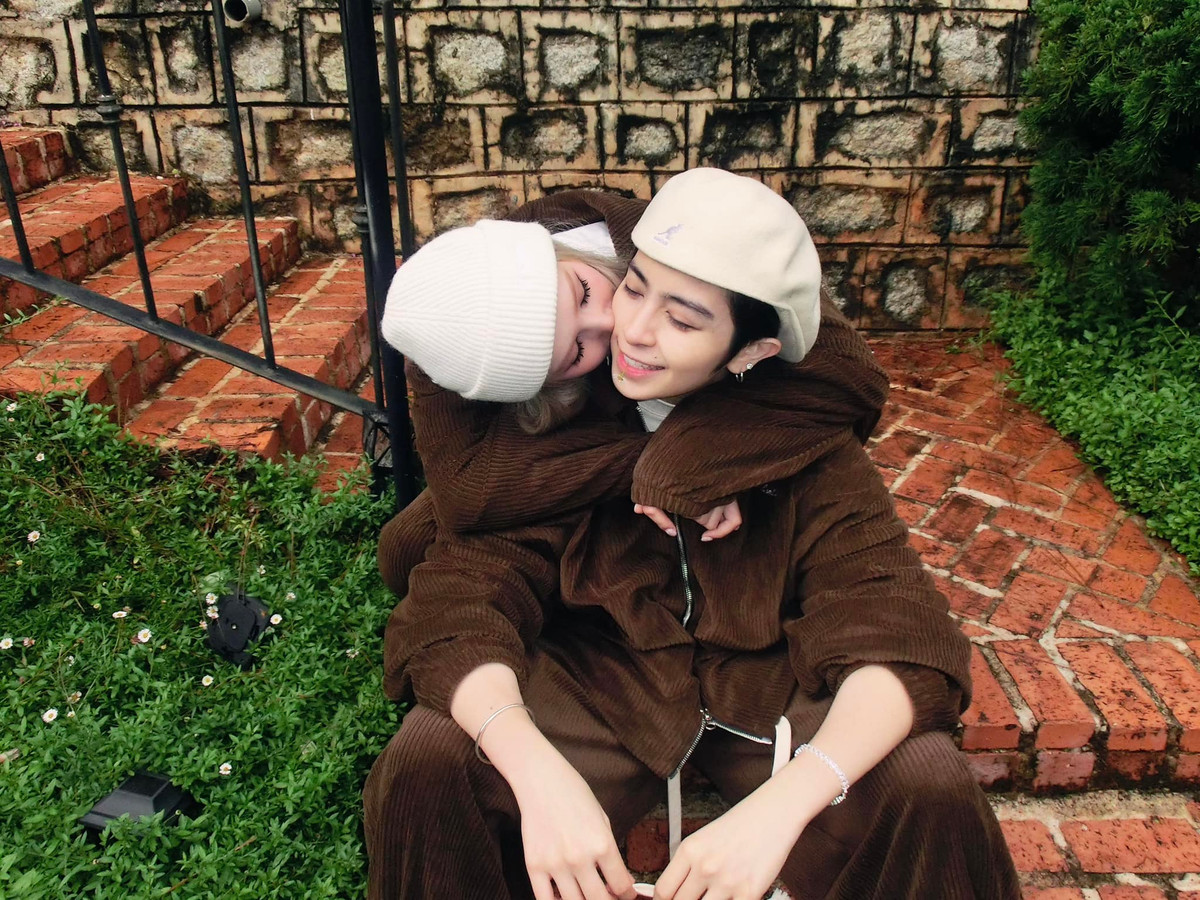 Gil Lê tình tứ bên hot girl Phạm Thùy Trang (Xoài Non). Ảnh: FB Phạm Trang