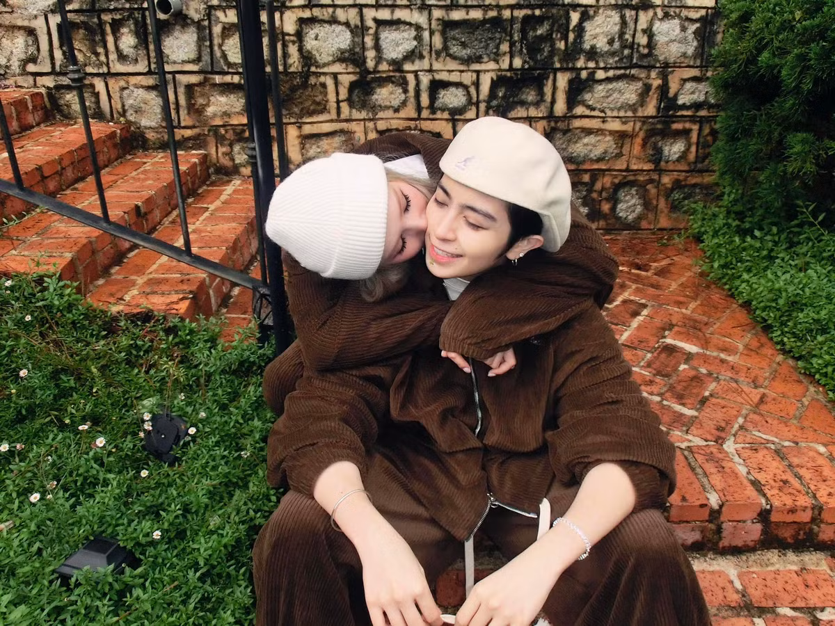 Gil Lê tình tứ bên hot girl Phạm Thùy Trang (Xoài Non). Ảnh: FB Phạm Trang