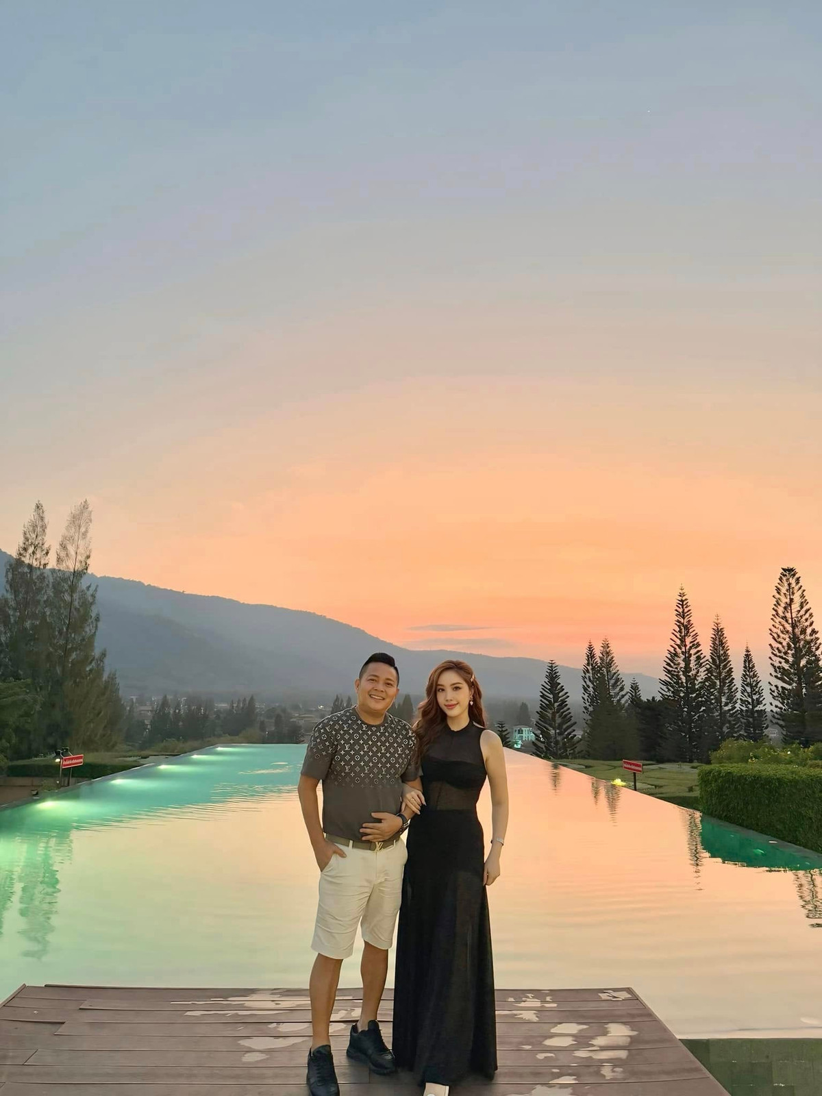 Ca sĩ Bảo Thy chụp ảnh bên ông xã trong chuyến nghỉ dưỡng. Ảnh: FB Bao Thy Tran