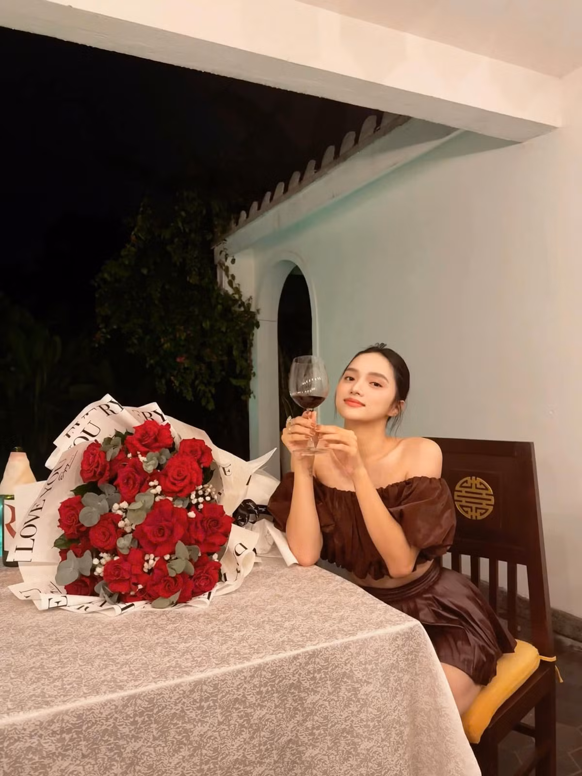 Hoa hậu Hương Giang đón Valentine ở Hội An. Ảnh: FB Nguyễn Hương Giang