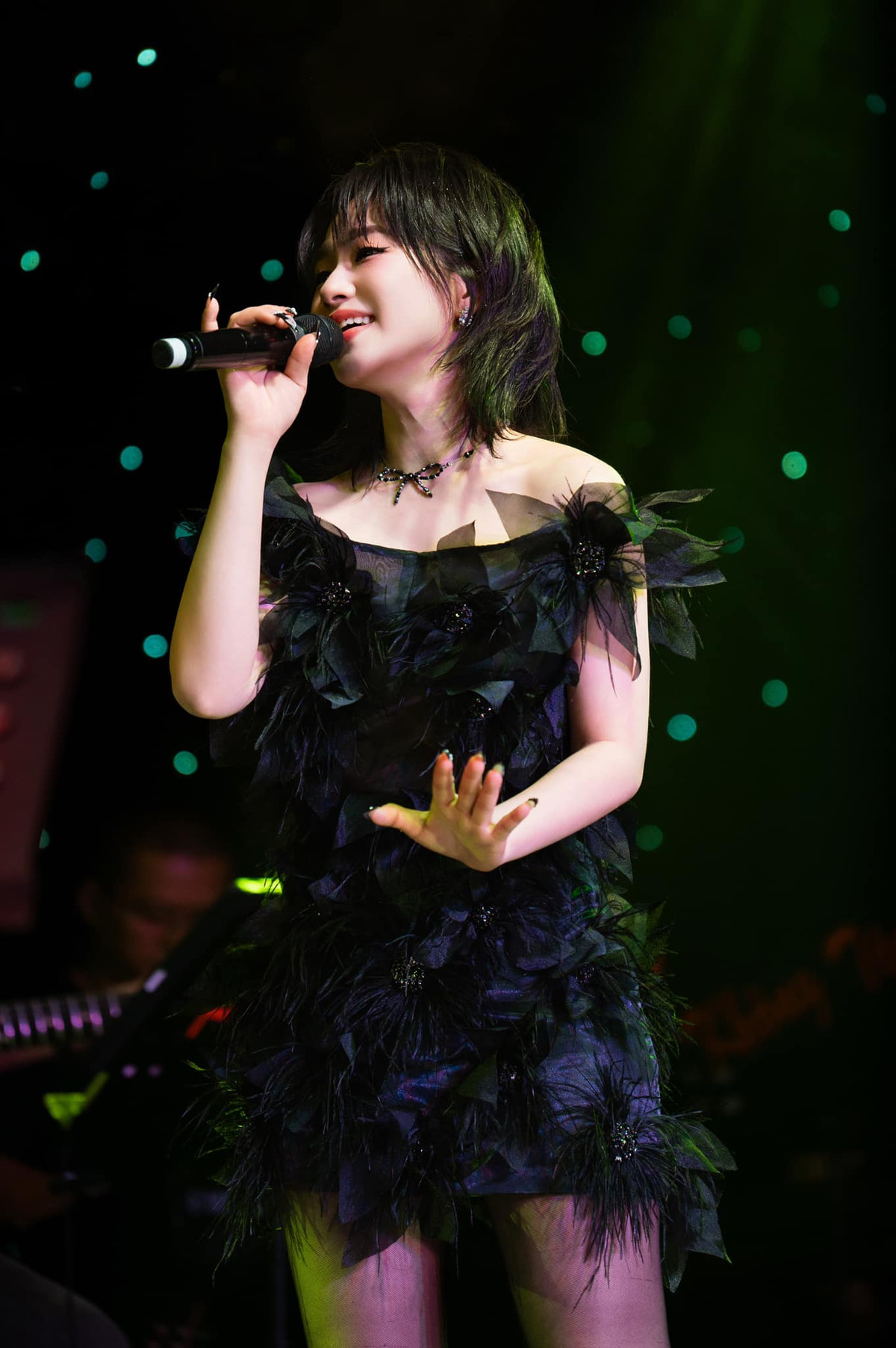 Ca sĩ Lương Bích Hữu cho biết: "Đắm chìm trong tình yêu sân khấu". Ảnh: FB LuongBichHuu