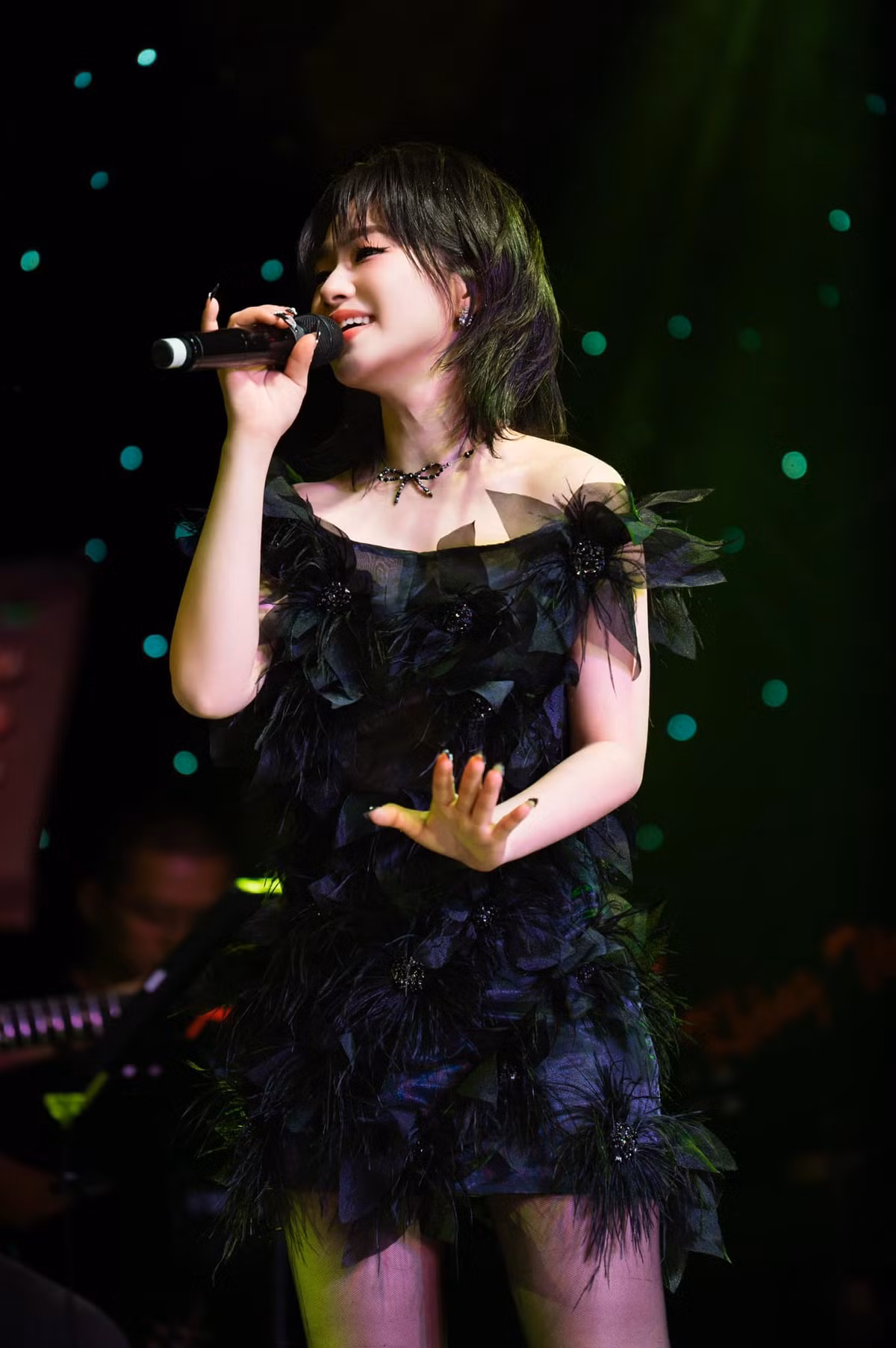 Ca sĩ Lương Bích Hữu cho biết: "Đắm chìm trong tình yêu sân khấu". Ảnh: FB LuongBichHuu