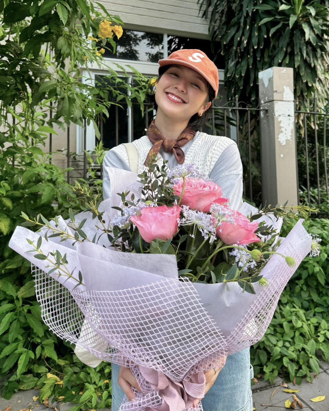 Hải Tú cười rạng rỡ hạnh phúc khoe bó hoa to vào ngày Valentine. Ảnh: FB Hải Tú