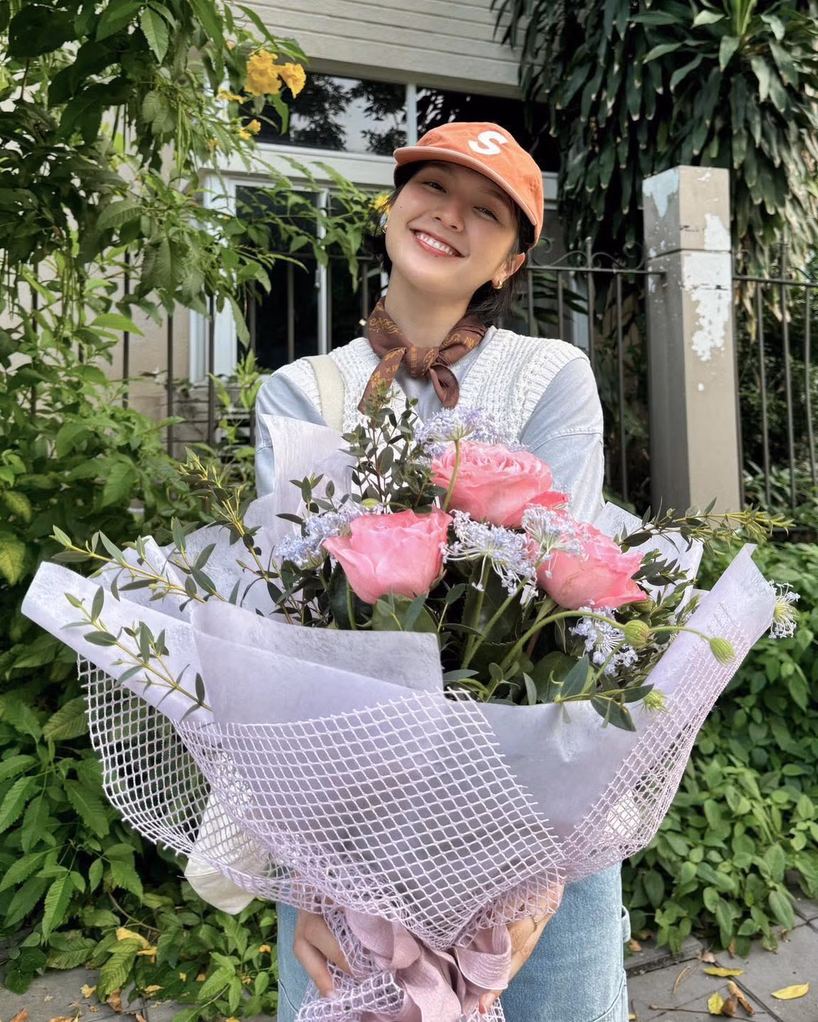 Hải Tú cười rạng rỡ hạnh phúc khoe bó hoa to vào ngày Valentine. Ảnh: FB Hải Tú