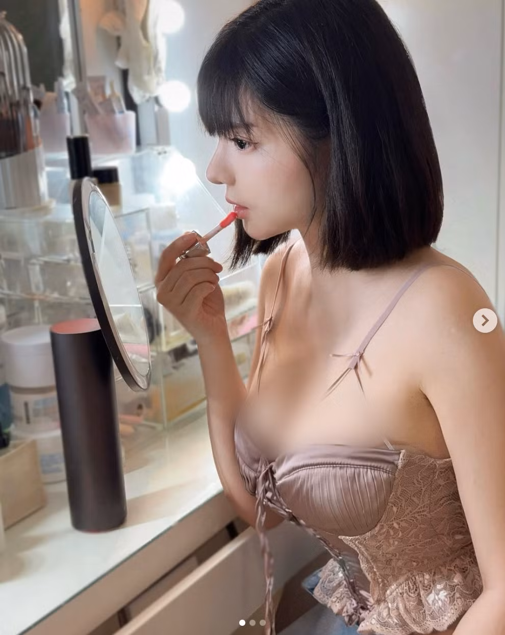 Cô nàng không ngần ngại diện những chiếc áo khoét ngực sâu, áo trễ vai hay váy ngắn cũn cỡn, khoe trọn đường cong cơ thể.