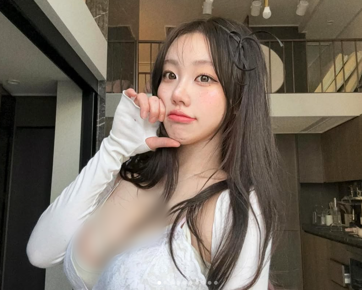 Cô thường xuyên diện những bộ trang phục khoe triệt để lợi thế hình thể, đặc biệt là vòng một "khủng" của mình.