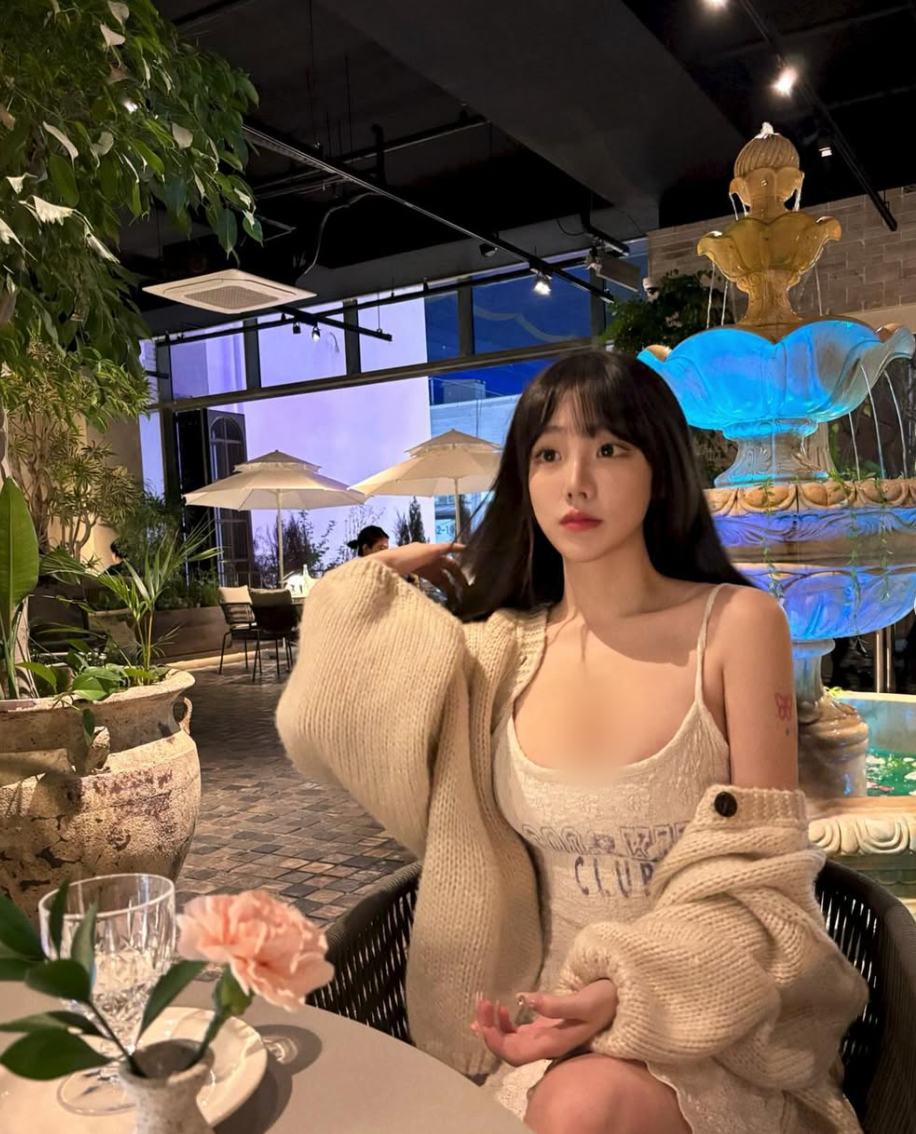 Cô cũng không ngại thử nghiệm những phong cách táo bạo, đôi khi gây tranh cãi, như diện nội y hay mặc những bộ cánh "thiếu vải".