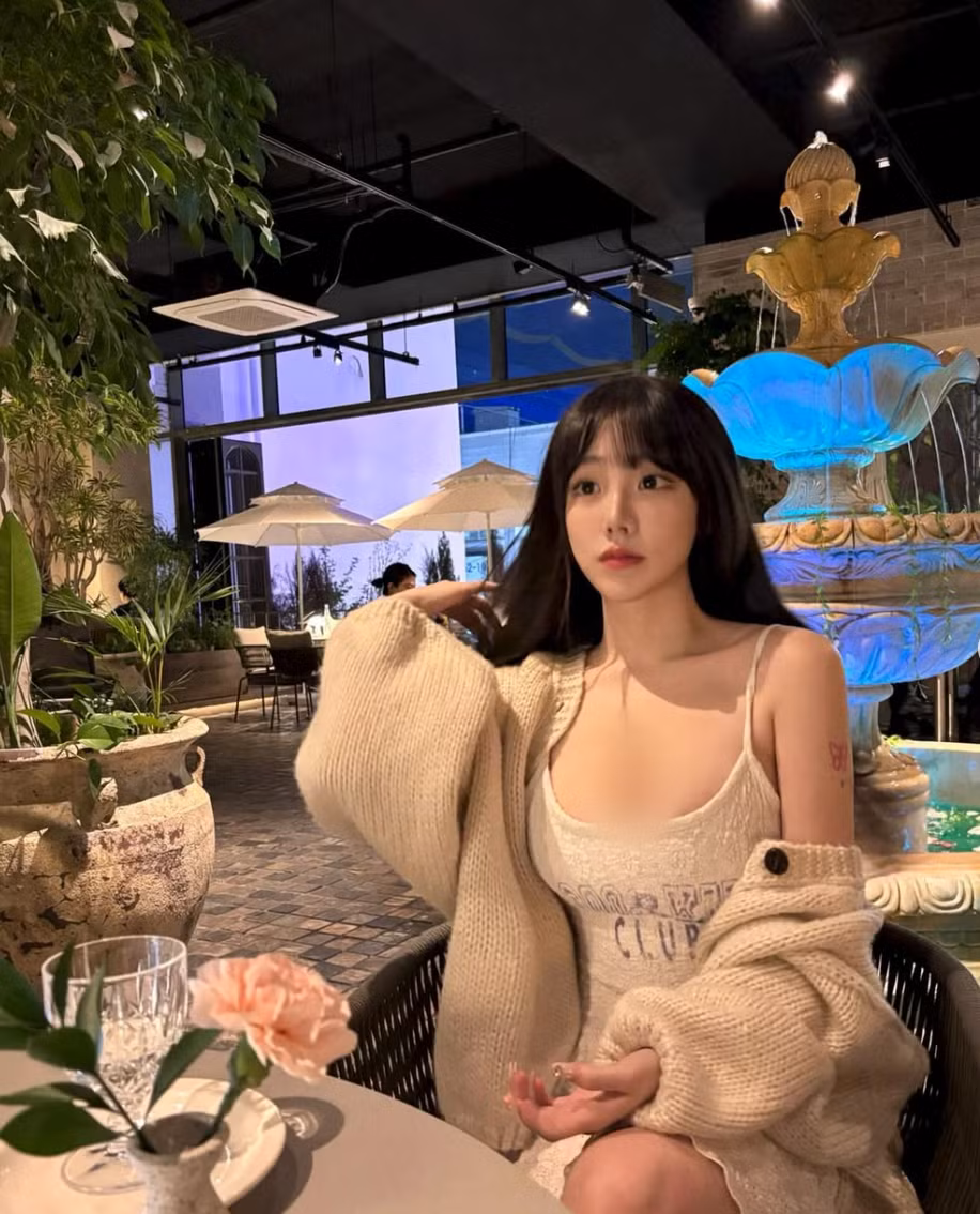 Cô cũng không ngại thử nghiệm những phong cách táo bạo, đôi khi gây tranh cãi, như diện nội y hay mặc những bộ cánh "thiếu vải".