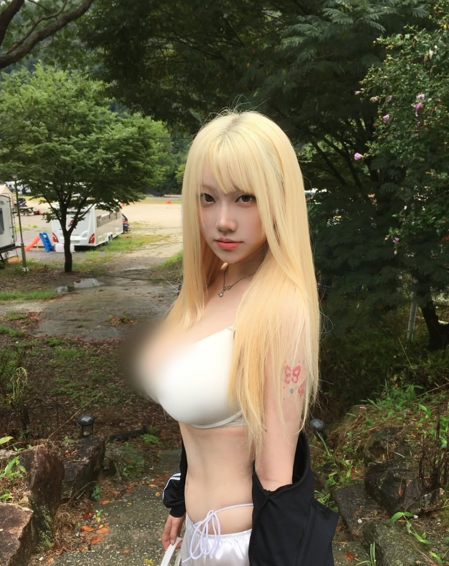 Gương mặt thon, đôi mắt to tròn và nụ cười rạng rỡ của cô khiến người ta liên tưởng đến những cô búp bê xinh xắn.