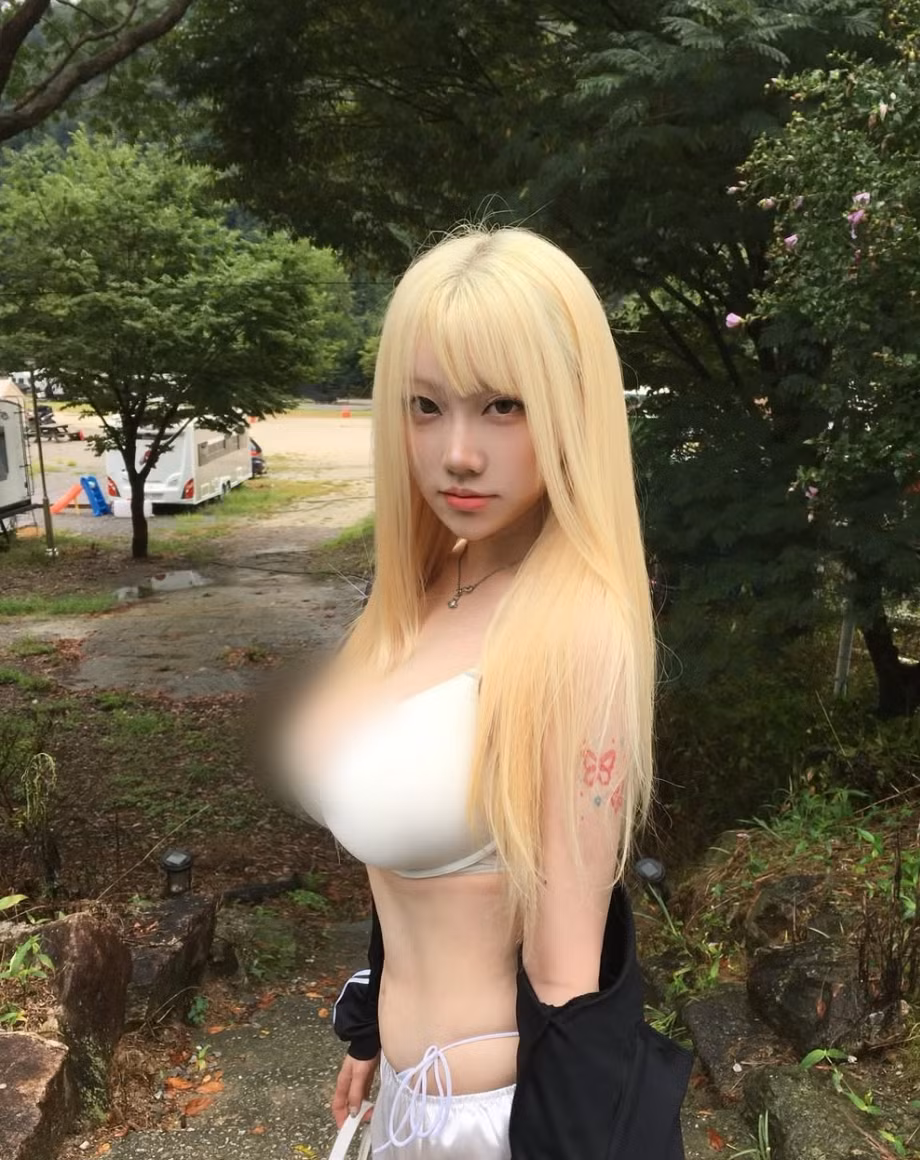 Gương mặt thon, đôi mắt to tròn và nụ cười rạng rỡ của cô khiến người ta liên tưởng đến những cô búp bê xinh xắn.