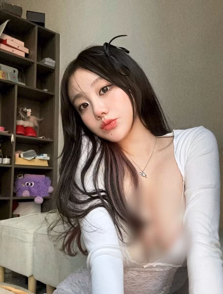 Những chiếc áo trễ nải, váy bó sát hay crop top gợi cảm là những item quen thuộc trong tủ đồ của Sejin Ming.